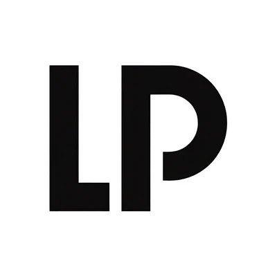 Logo Livije Puljak – crna monogramska slova „LP" na bijeloj podlozi