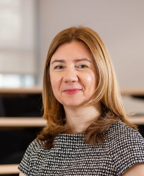 Livia Puljak – profesionalni portret u crno-bijeloj kockastoj haljini, u zatvorenom prostoru